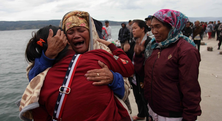 Vários familiares dos passageiros desaparecidos abraçaram-se e choraram enquanto esperavam por notícias no porto de Tigaras.
