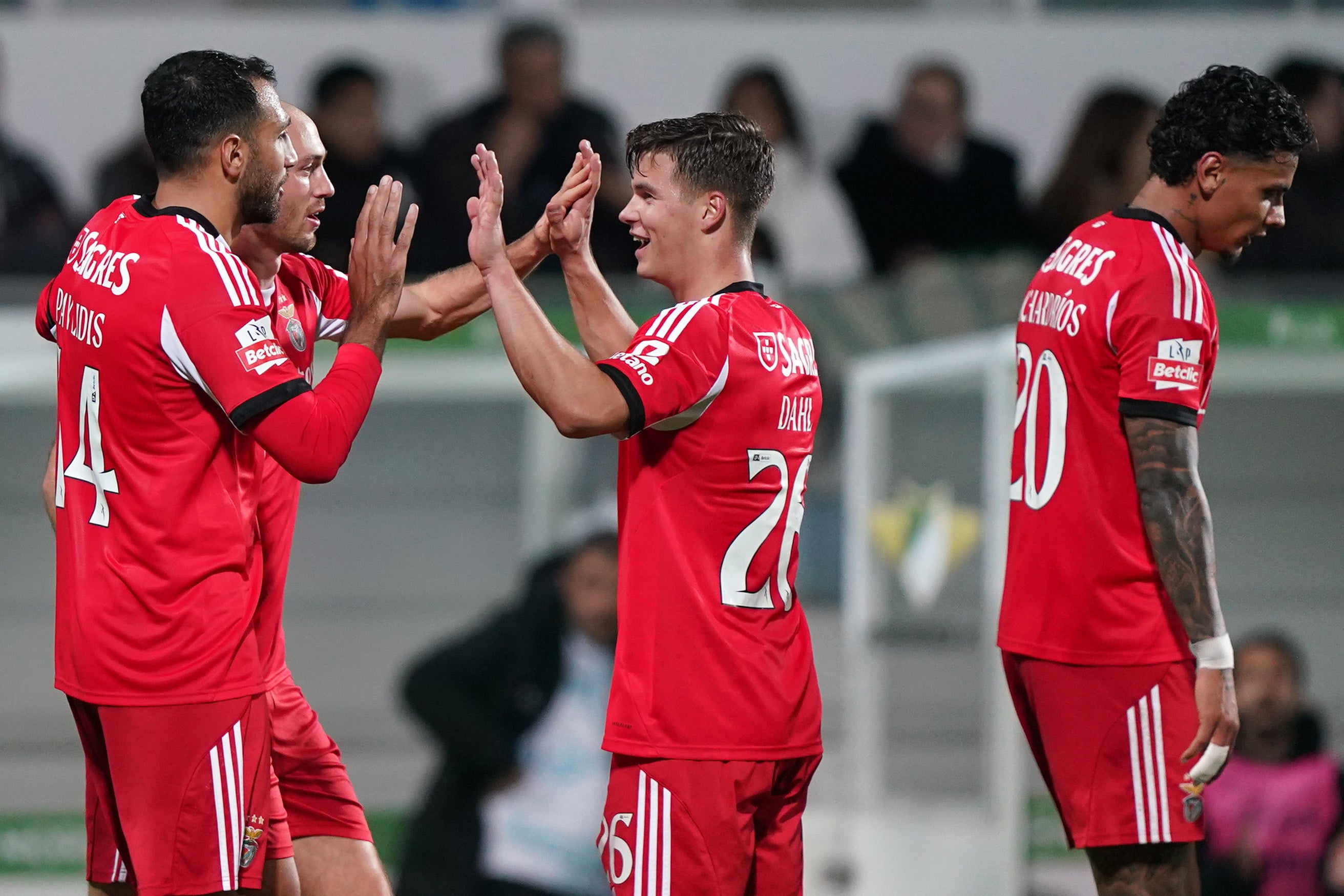 Benfica procura eliminar Farense para marcar cl�ssico com FC Porto