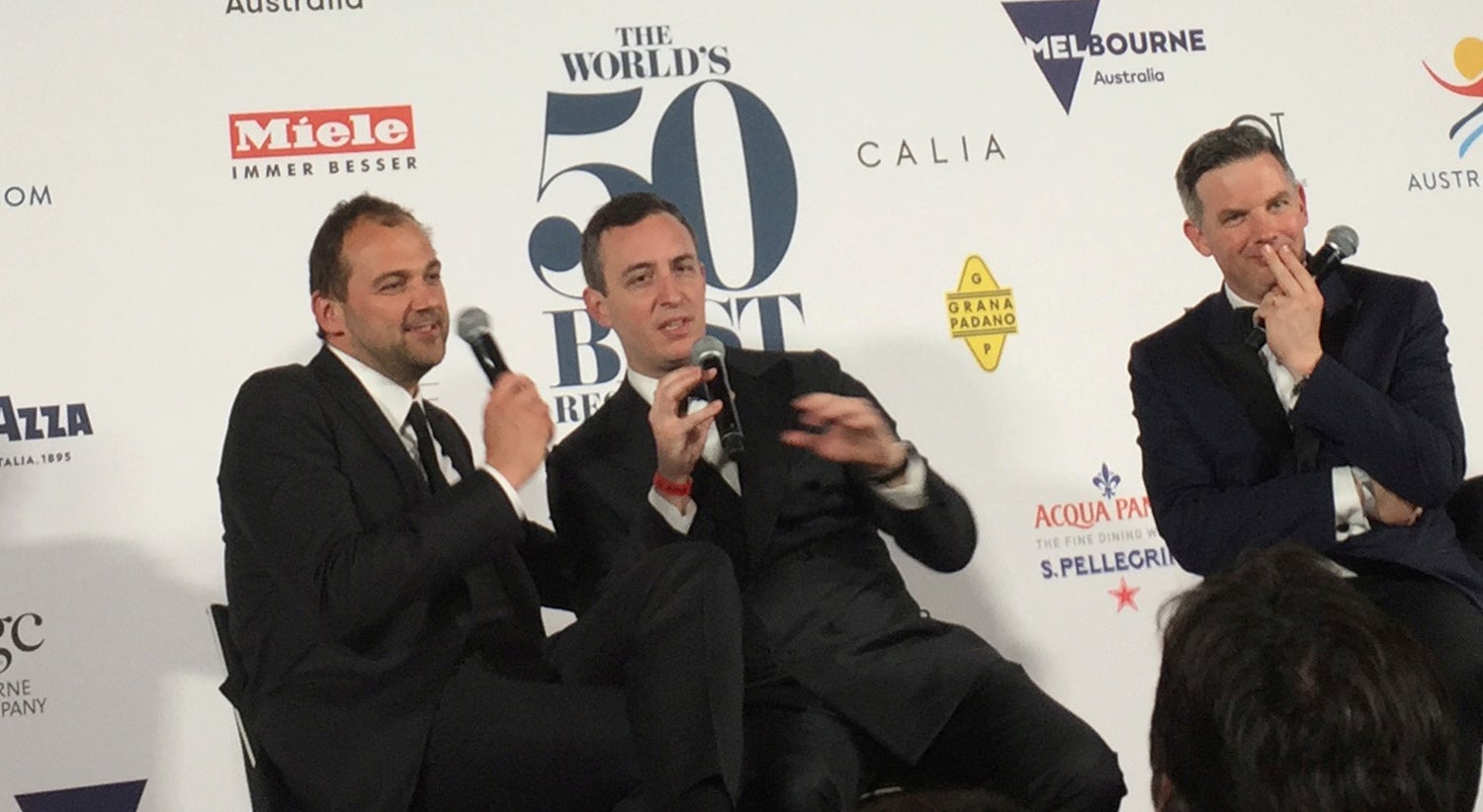 Os propriet&aacute;rios do Madison Park Eleven na cerim&oacute;nia dos "50 melhores restaurantes do mundo", em Melbourne. Foto: Paul Solani - Reuters