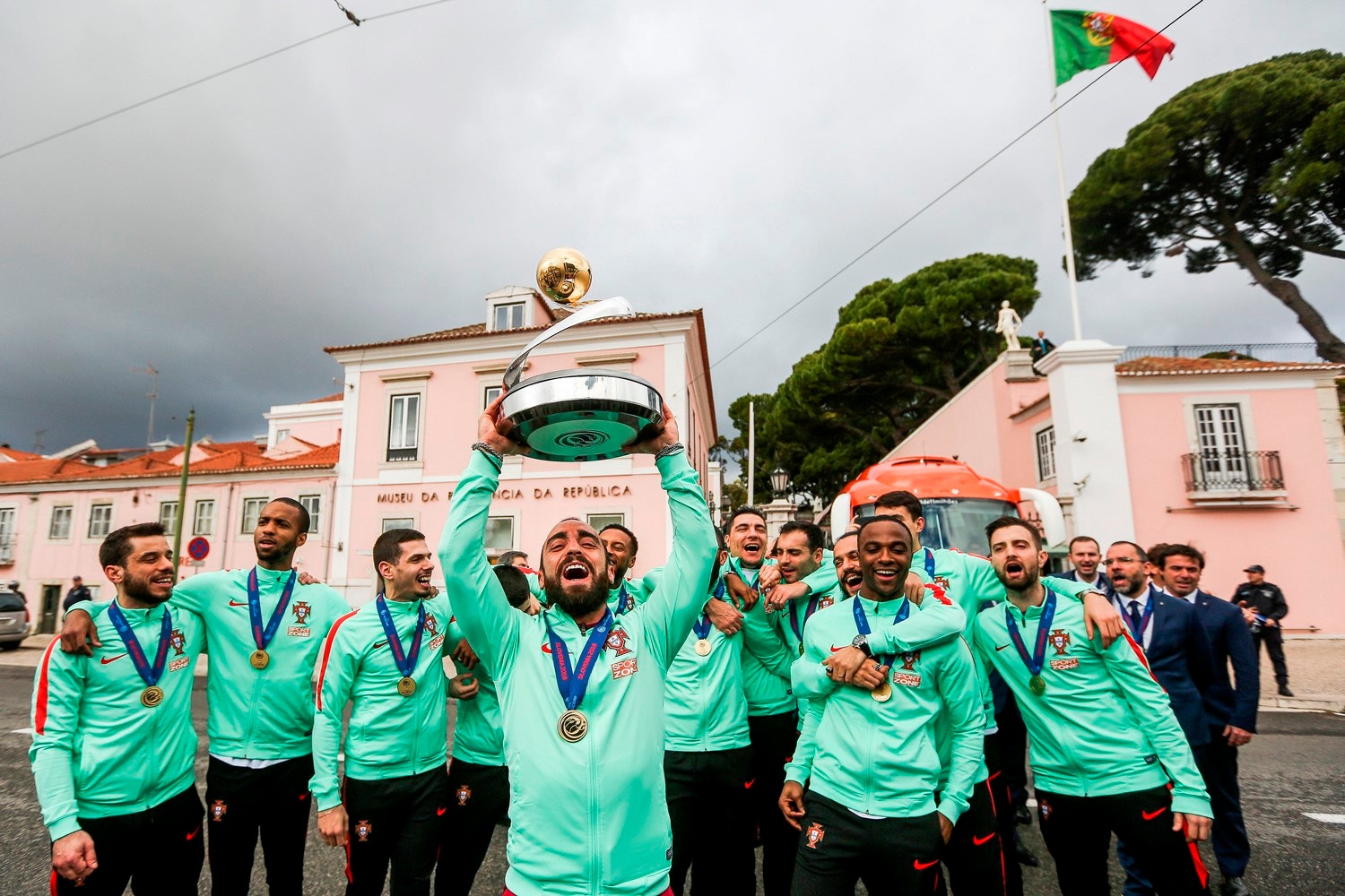  Tinha raz&atilde;o, Ricardinho, para fazer gin&aacute;sio, tantas vezes que teve de erguer o trof&eacute;u. (Foto: Nuno Fox - Lusa) 