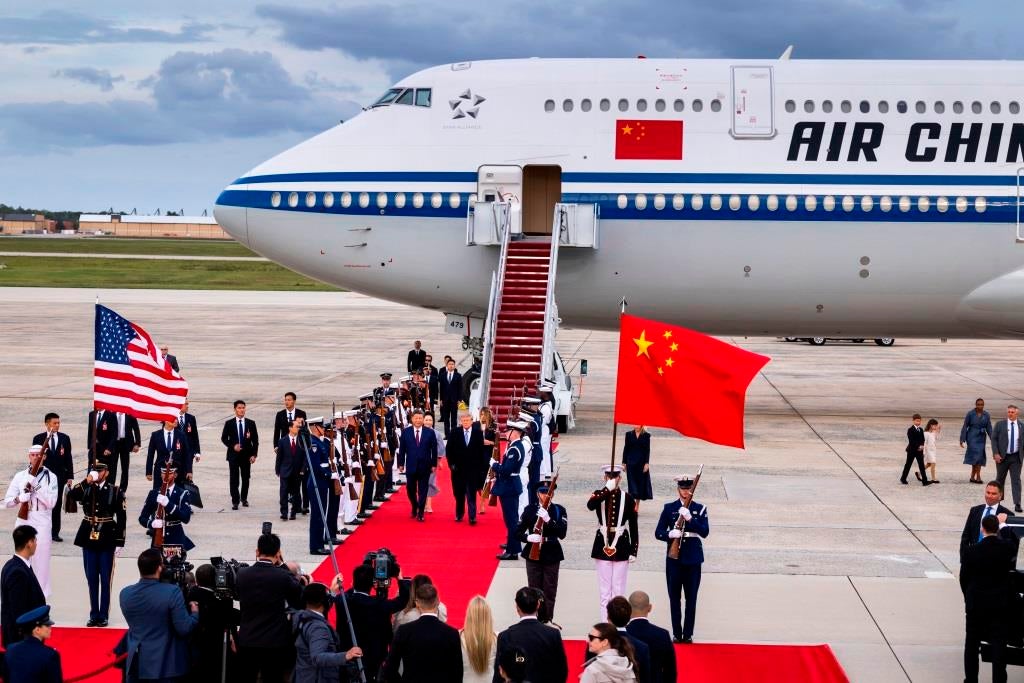 Xi Jinping recebido por Trump na base de Maryland com pompa e circunstância