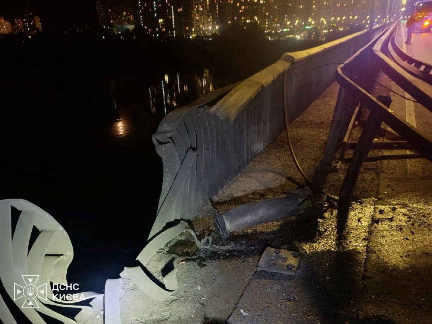 Ataque russo atinge importante ponte em Kiev