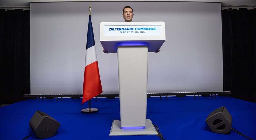 Extrema-direita à frente na primeira volta das legislativas em França