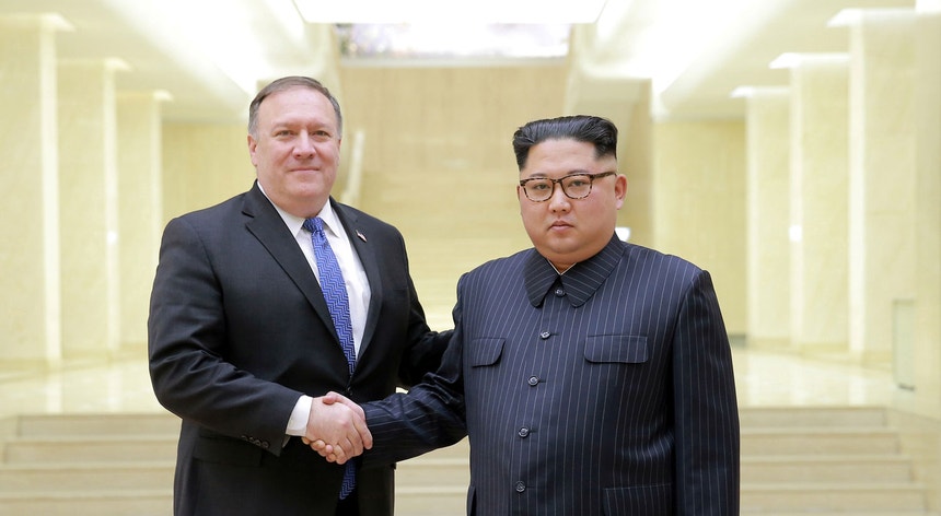 Kim Jong-Un com o chefe da diploomacia norte-americana, Mike Pompeo (esq.)
