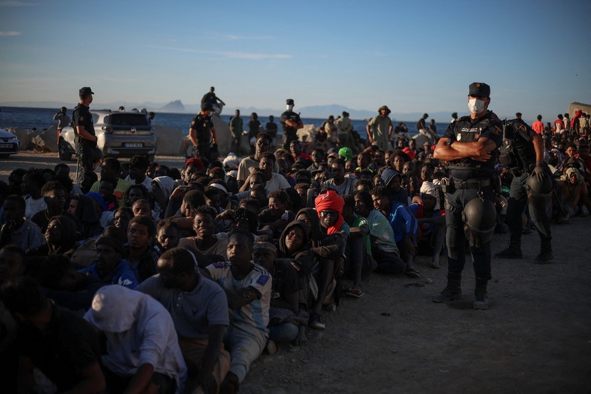Migrantes menores "têm de ser postos num local seguro", exige ONG espanhola em Ceuta