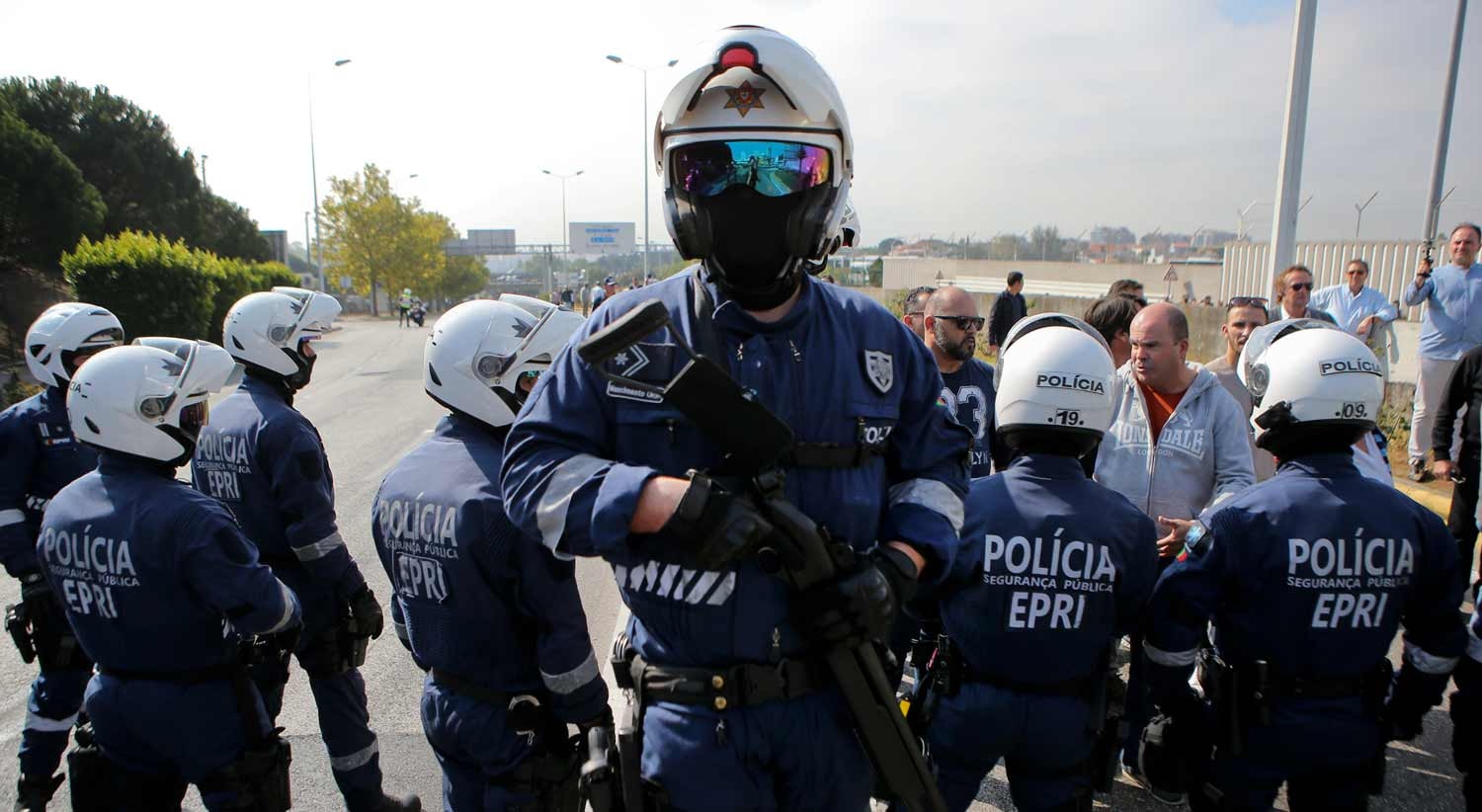  Elementos da pol&iacute;cia fazem um cord&atilde;o de seguran&ccedil;a  / Miguel A. Lopes -  Lusa 