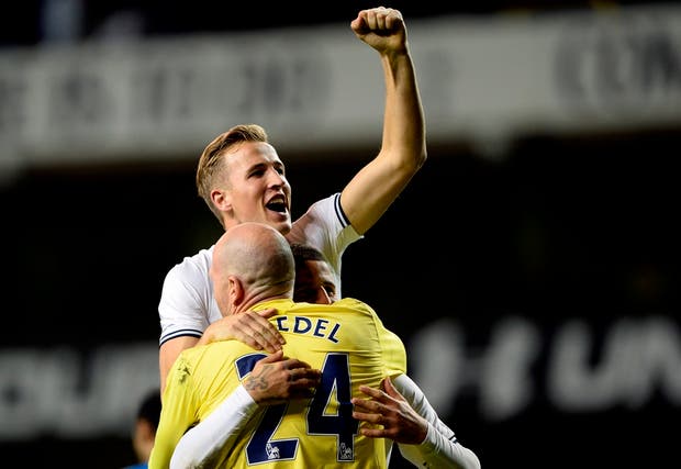 O jogador em festejos com o guarda-redes, Brad Friedel - Dylan Martínez - REUTERS