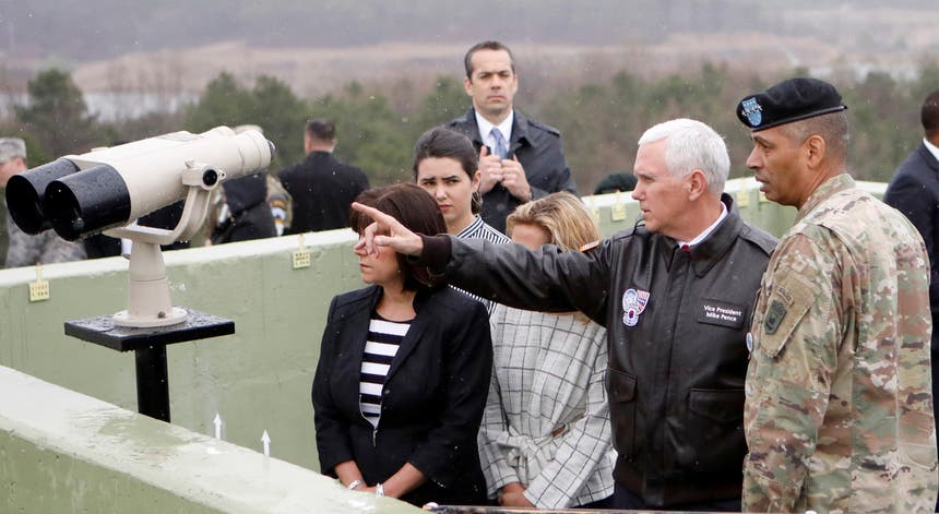 O Vice-Presidente dos EUA, Mike Pence, na recente visita à zona de fronteira entre as duas Coreias. Foto: Kim Hong-Ji - Reuters