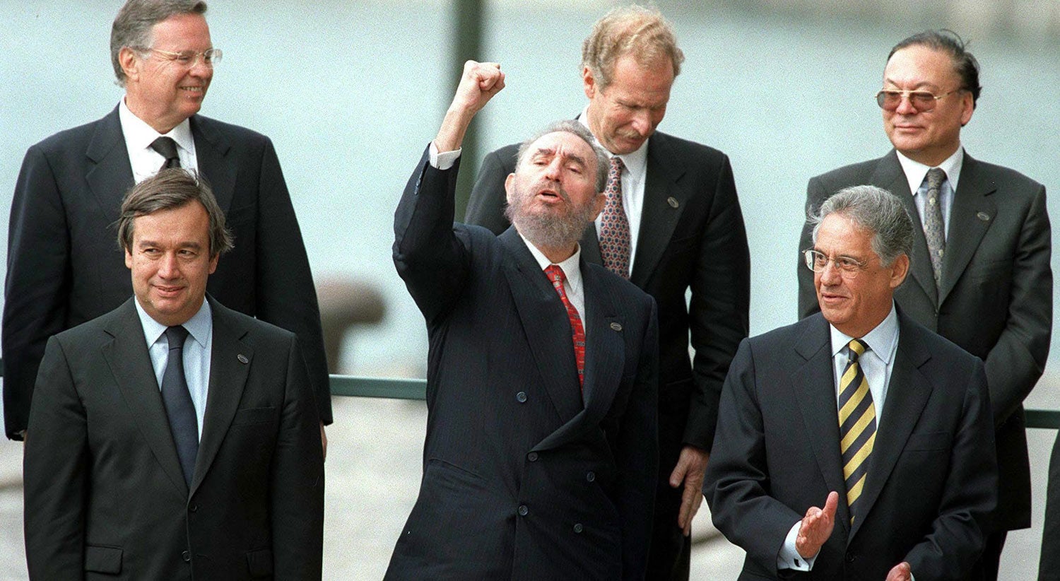 Fidel Castro gesticula durante a VIII Cimeira Iberoamericana a 18 de outubro de 1998 na cidade do Porto, ao lado de Ant&oacute;nio Guterres, ent&atilde;o primeiro-ministro Foto: EPA