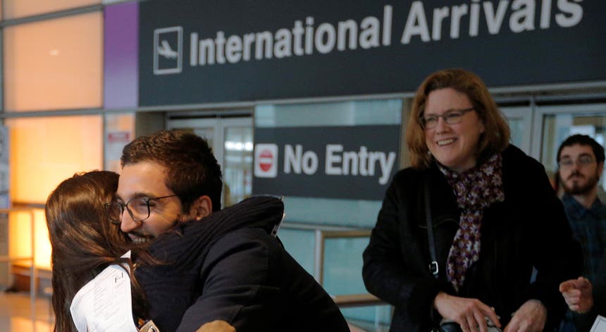 Um iraniano abraça a irmã depois de ter conseguido entrar nos EUA. Foto: Brian Snyder - Reuters