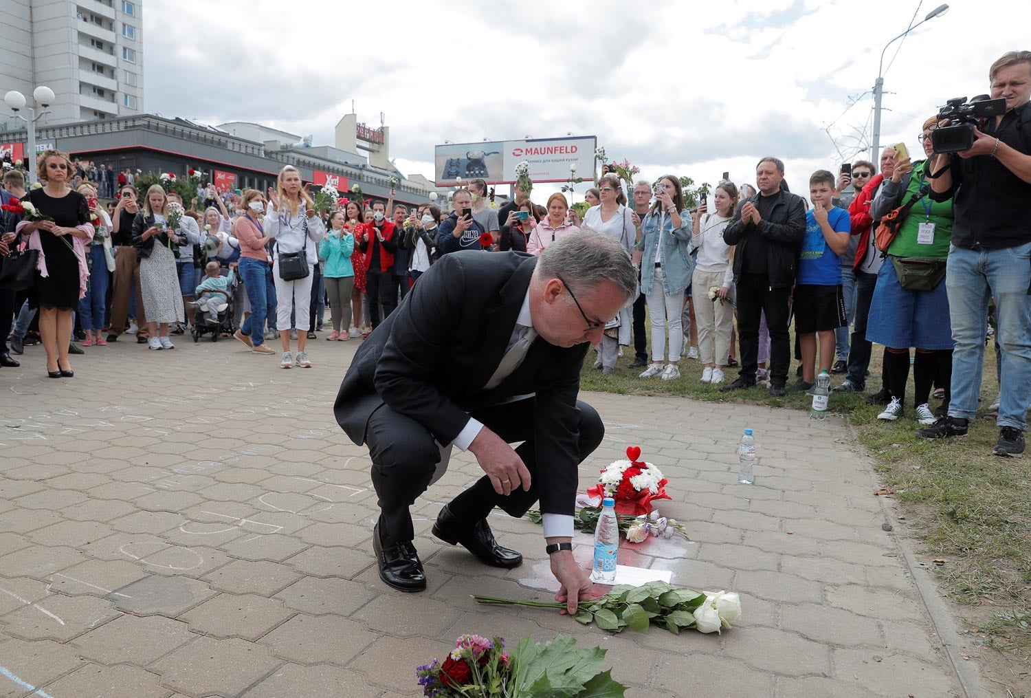 Em Minsk, o representante da Uni&atilde;o Europeia para a Bielorr&uacute;ssia, Dirk Schuebel, e a embaixadora da Su&eacute;cia no pa&iacute;s, juntaram-se &agrave; manifesta&ccedil;&atilde;o pelo fim da viol&ecirc;ncia Foto: Reuters