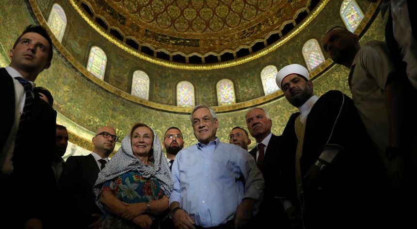 O presidente Pinera durante a sua visita à mesquita de Al-Aqsa, em Jerusalém oriental
