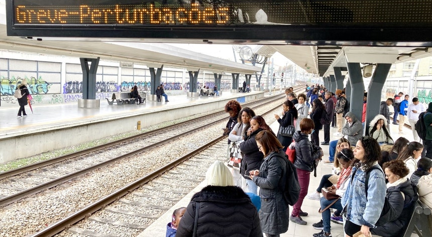 Os trabalhadores da CP - Comboios de Portugal cumprem esta quarta-feira uma greve de 24 horas
