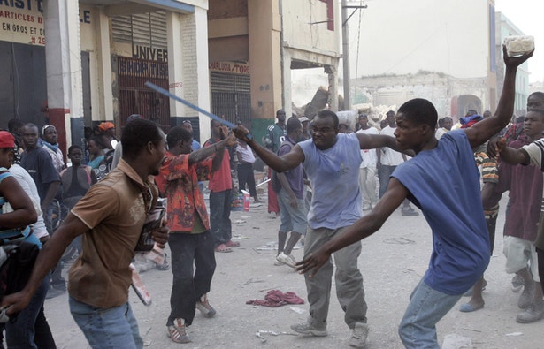  Com a ajuda humanit&aacute;ria que demora a chegar, a popula&ccedil;&atilde;o revolta-se e come&ccedil;a a roubar para sobreviver 