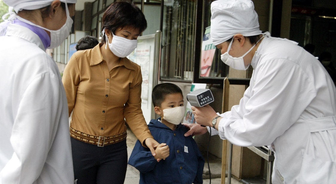  China, 2003. Medidas para prevenir a propaga&ccedil;&atilde;o do SARS | Claro Cortes - Reuters 