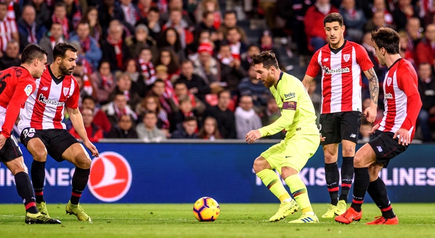 Messi rodeado de adversários
