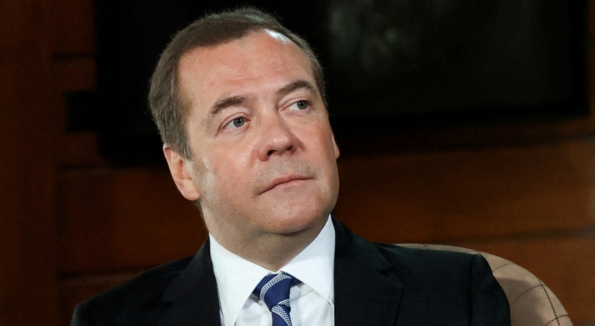 Medvedev refere-se a Ursula von der Leyen como “a tia europeia”
