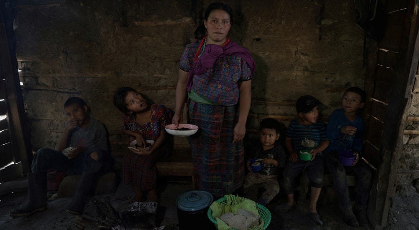 "Tem havido muita seca nos últimos anos", contava em agosto Maria Rodriguez, de 30 anos, cuja família composta por seis filhos sobrevive com menos de dois dólares por dia em El Aguacate, Guatemala
