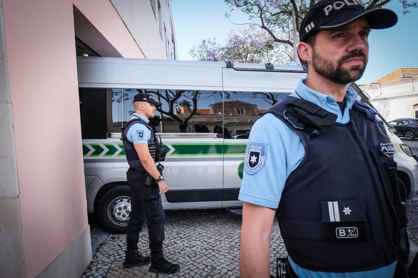 Crianças abandonadas. Dois suspeitos ficam em prisão preventiva