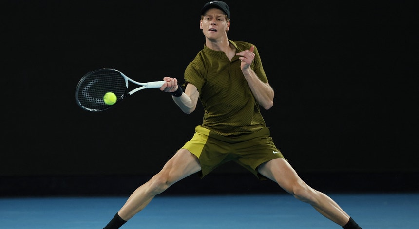 Imagem de Jannik Sinner apura-se para a terceira ronda do Open da Austrália