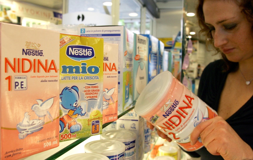 Imagem de Nestlé retira alguns lotes de fórmula infantil do mercado