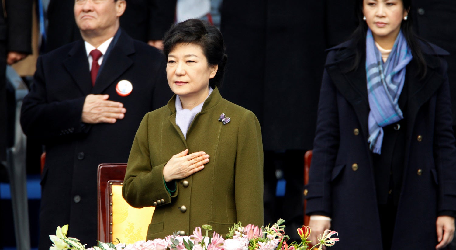 Park Geun-hye sa&uacute;da a bandeira no dia da sua inaugura&ccedil;&atilde;o Foto: Arquivo Reuters 