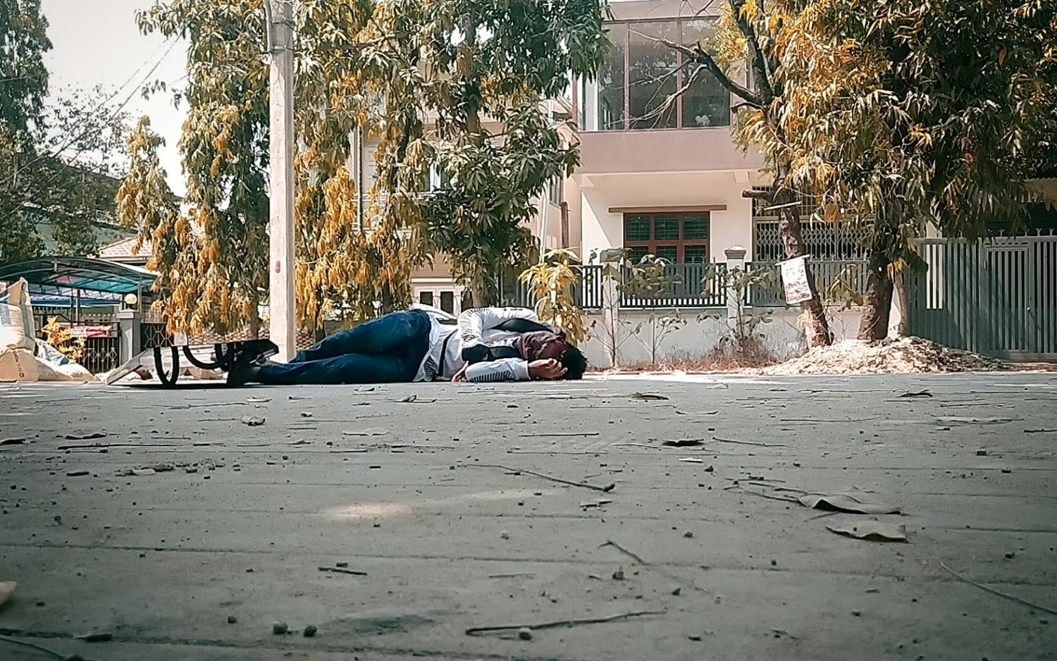 O corpo de Chit Min Thu, alvejado a 11 de mar&ccedil;o de 2021 com um tiro na cabe&ccedil;a, em plena rua de Dagon, Rangum, Myanmar Foto: Reuters