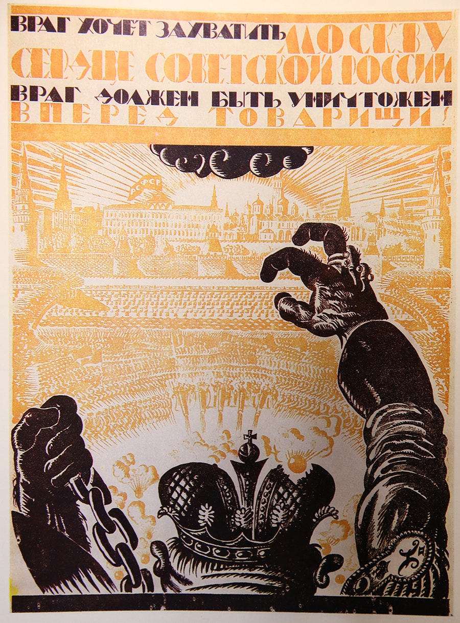  "O inimigo quer tomar Moscovo, o cora&ccedil;&atilde;o da R&uacute;ssia. O inimigo tem de ser aniquilado. Para a frente, camaradas!" Wladimir Fidman, 1919. 
