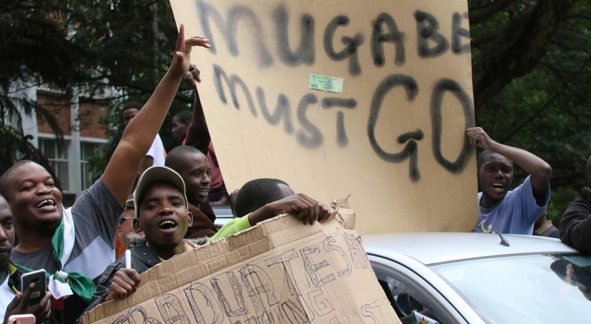 Sábado, milhares de zimbabueanos saíram às ruas a exigir a partida de Robert Mugabe.
