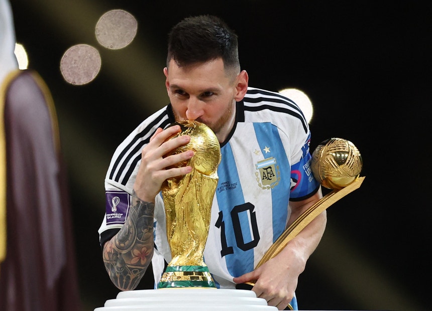 Foto de Messi levantando a taça da Copa de 2022 atinge marca impressionante  no Twitter - Olhar Digital