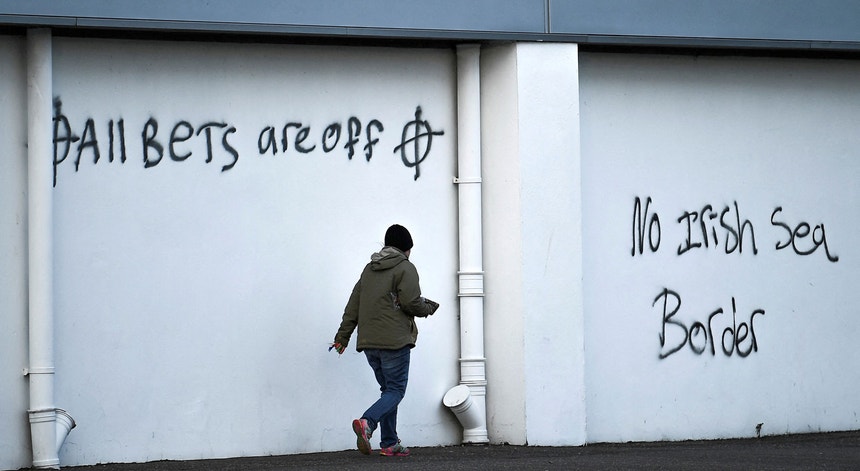 Graffiti unionista no porto de Larne, Irlanda do Norte, contra os controlos à entrada de bens impostos por Bruxelas
