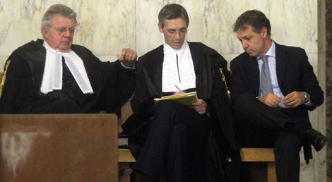 Os advogados de S&iacute;lvio Berlusconi no tribunal de Mil&atilde;o durante a leitura da senten&ccedil;a do caso "Mediaset"