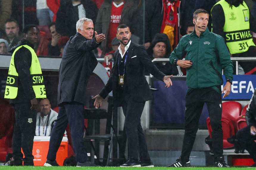 Foco em Mourinho e arbitragem. Repercussão internacional do empate do Benfica