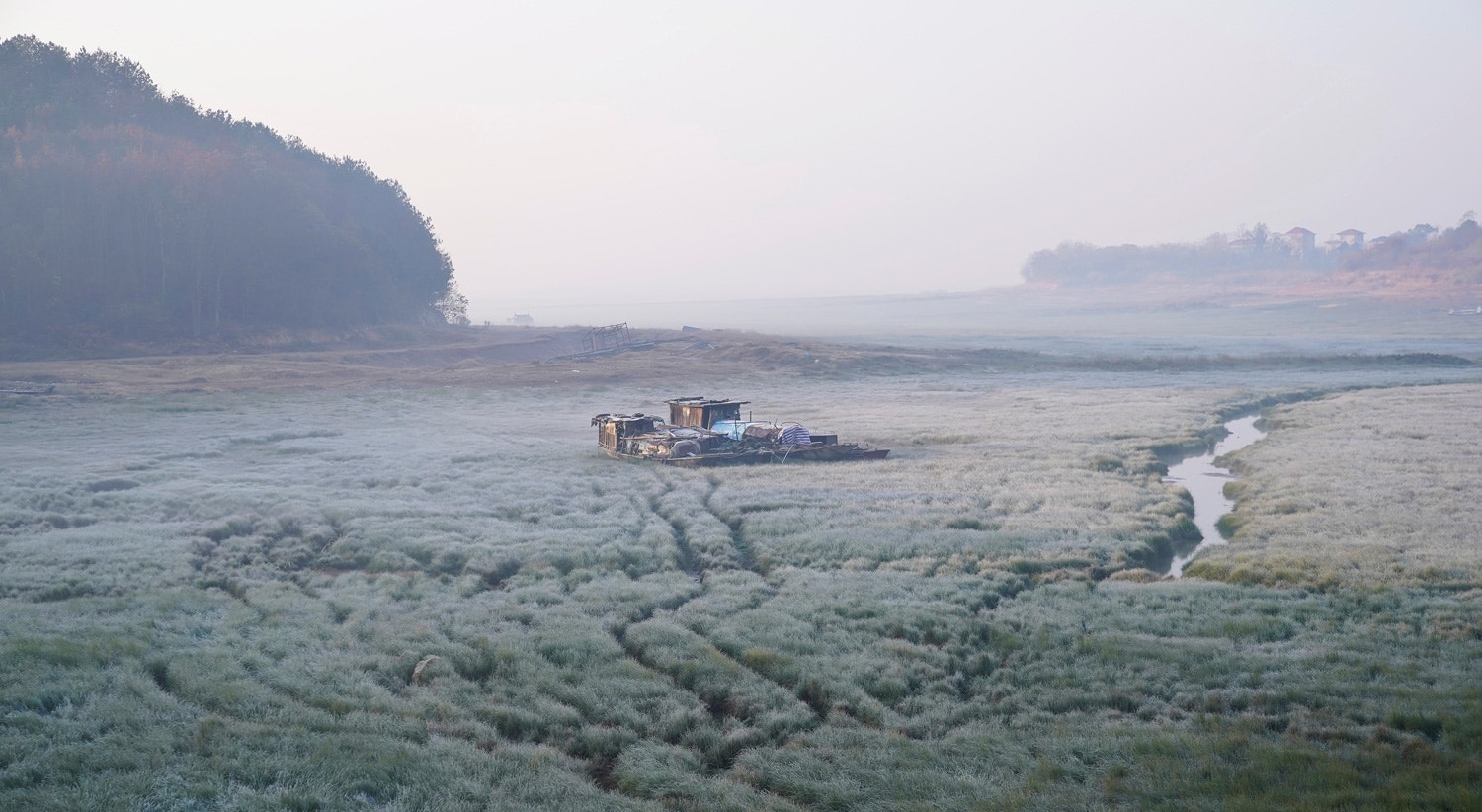  Um barco fica no leito seco do lago Poyang, o maior lago de &aacute;gua doce da China, em Jiujiang. 11 de dezembro 2019 /Aly Song - Reuters 