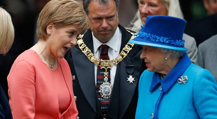Nicola Sturgeon (esq.) com a rainha, em setembro de 2015
