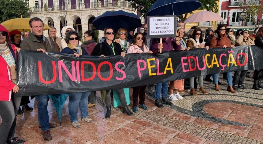 Docentes e outros trabalhadores da educação voltam à greve
