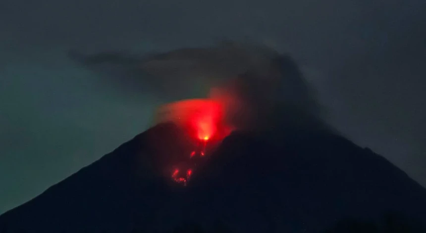 Erupção do vulcão indonésio Semeru enterra casas e destrói ponte