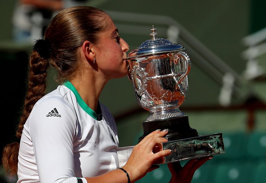 Roland Garros: Jelena Ostapenko vence troféu