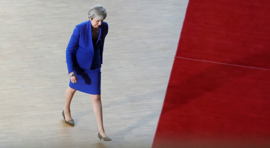 Primeira-ministra britânica, Theresa May, à chegada ao Conselho Europeu de emergência que deverá decidir sobre o seu pedido de nova extensão do Brexit.
