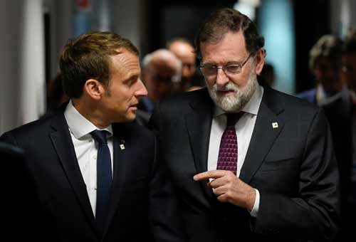 Emmanuel Macron e Mariano Rajoy em animada conversa durante o Conselho Europeu que terminou em Bruxelas dia 20 de outrubro de 2010 Foto: Reuters