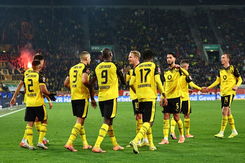 Imagem de Dortmund derrota Augsburgo e sobe provisoriamente à vice-liderança da Liga alemã