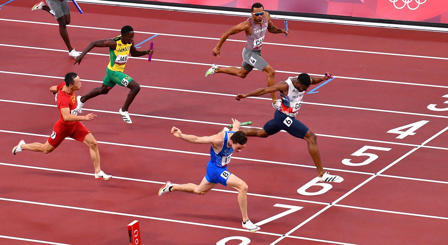  Final de Estafetas 4 x 100m masculinas. Filippo Tortu, It&aacute;lia, cruza a linha para o ouro. | Foto: Clodagh Kilcoyne - Reuters 