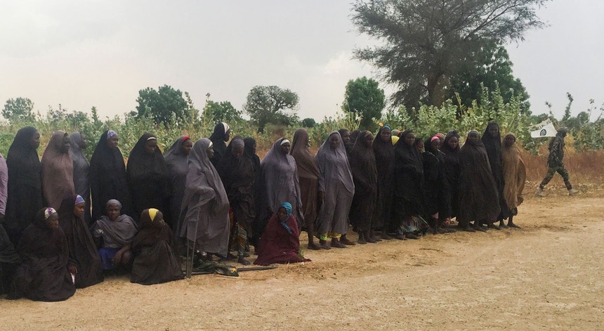 Um grupo de raparigas raptadas pelo Boko Haram em 2014 quando eram alunas numa escola em Chibok esperam em 2017 para serem libertadas
