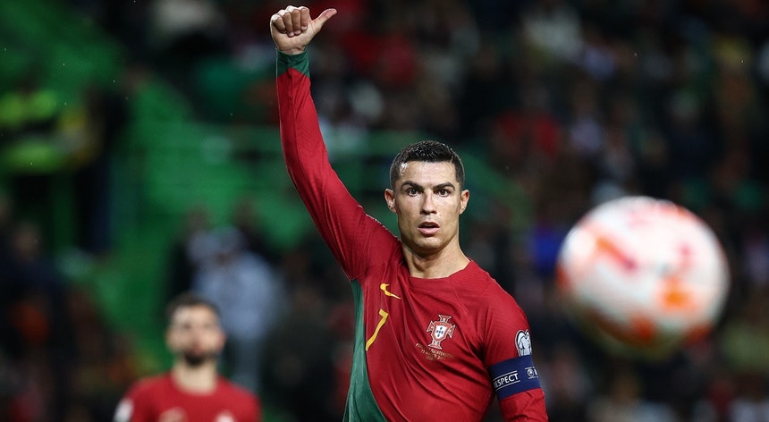 Cristiano Ronaldo lidera a lista dos futebolistas mais internacionais de sempre, com 197 jogos
