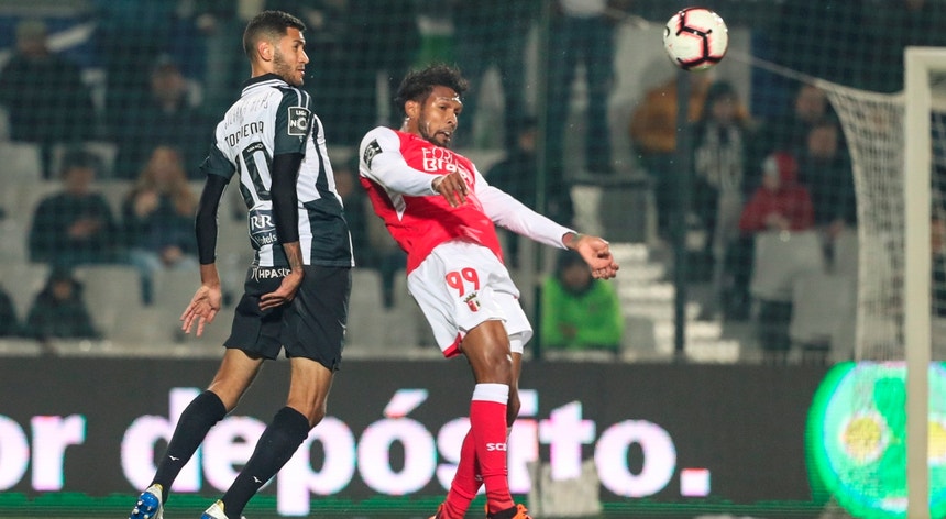 O jogador do Portimonense Vitor Tormena disputa a bola com Dyego Sousa do Sporting de Braga 
