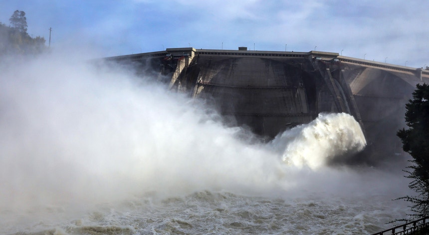Imagem de A1 cortada em Coimbra. Mondego ainda em risco com barragem da Aguieira a 99%