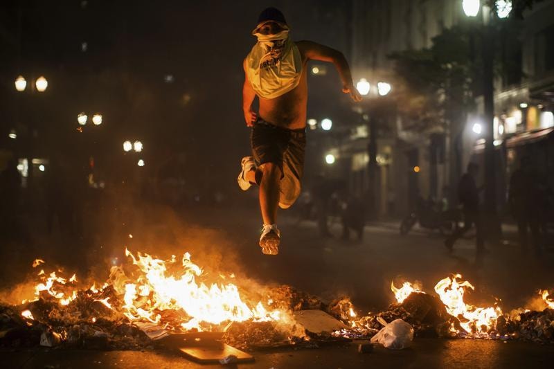  Manifestantes elevam o tom dos  protestos contra a politica do governo brasileiro. S&atilde;o Paulo, 18 de Junho de 2013. Victor Moriyama / Reuters 