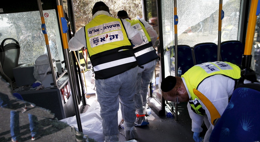 Pela primeira vez, presumíveis militantes palestinianos atacaram um autocarro com uma arma de fogo
