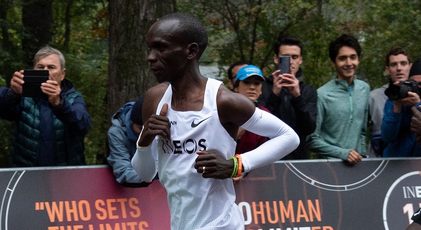 O maratonista queniano foi o primeiro a baixar das duas horas o tempo de percurso na maratona

