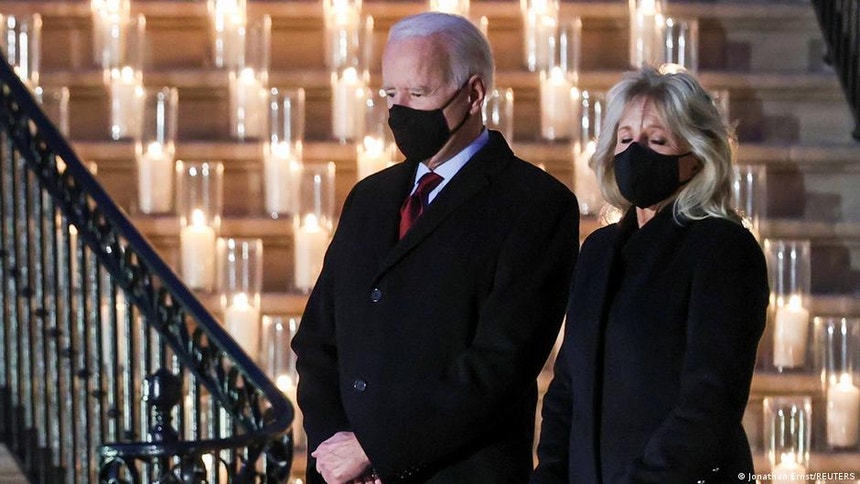 Biden prestou um minuto de silêncio em memória das vítimas da pandemia
